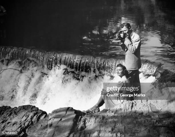 junges paar mit wasserfall, mann nehmen sie bild (b & w - 1940s couple stock-fotos und bilder