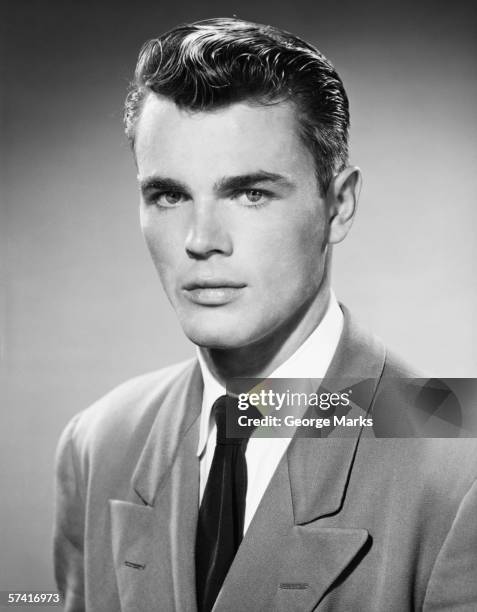 young man posing in studio, (b&w), (close-up), (portrait) - teruggekamd haar stockfoto's en -beelden