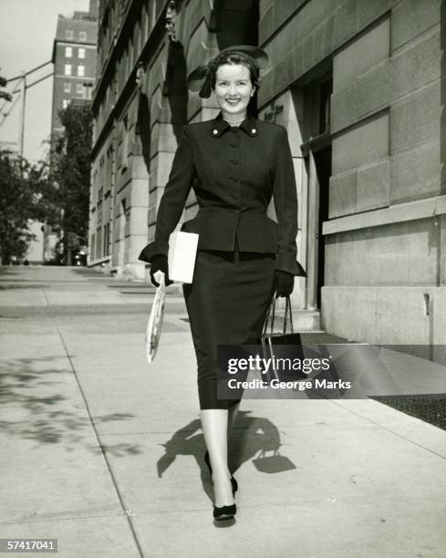 elegante mulher andar na rua, (b & m - anos 50 imagens e fotografias de stock