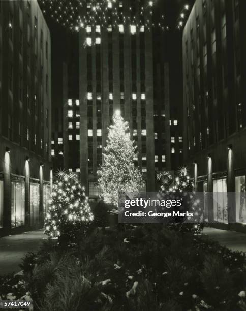 rockefeller center decorated for christmas, new york city, (b&w), (low section) - ロックフェラーセンターのクリスマスツリー ストックフォトと画像