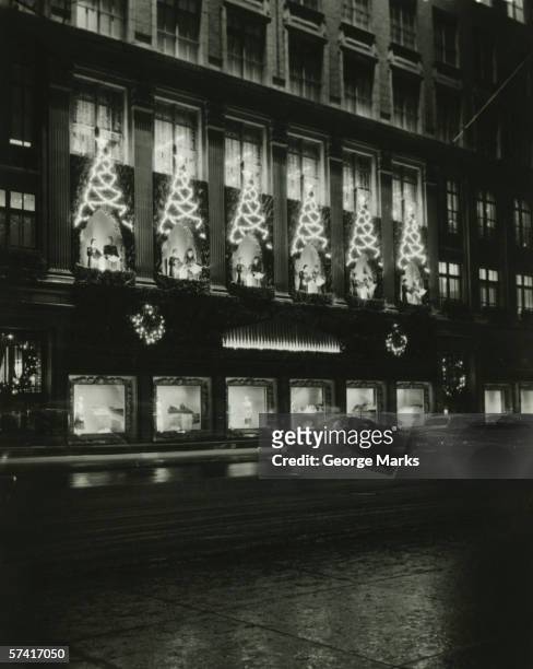saks on 5th avenue decorated for christmas, new york city, (b&w) - saks stock-fotos und bilder