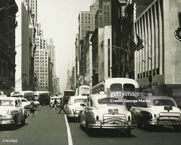 busy street in new york city , (b&w) - 1940s fotografías e imágenes de stock