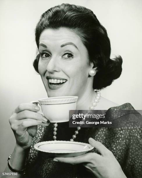 élégant tenant la tasse et la soucoupe (b & w) (autoportrait - tea cup photos et images de collection