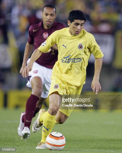 Roman Riquelme of Villarreal is chased by Thierry Henry of Arsenal during a UEFA Champions League semi-final, second leg match between Arsenal and...