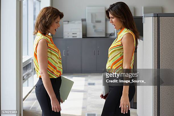 due donna d'affari indossando vestiti uguali - ripetizione foto e immagini stock