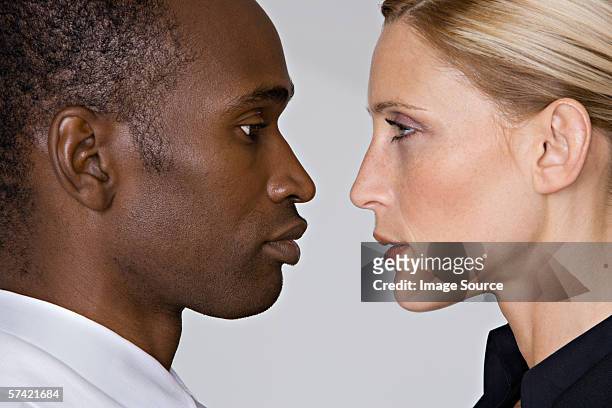 man and woman face to face - diverbio foto e immagini stock