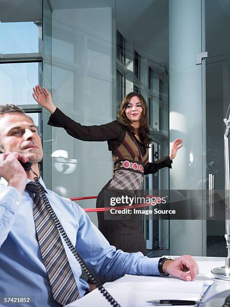 office worker playing with hula hoop - exhibition match photos et images de collection