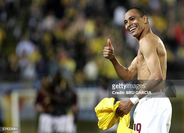 Arsenal's Brazilian Gilberto gives a thumbs up after their Champions League semi-final second leg football match against Villarreal at the Madrigal...