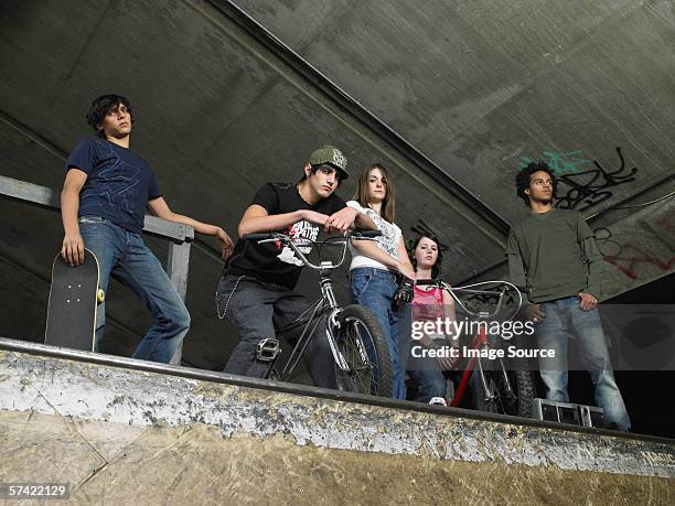 group of teenagers at skate ramp - boyfriend stockfoto's en -beelden