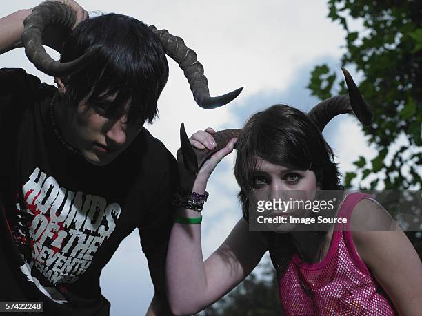 zwei teenager, die tierische horns - goth boy stock-fotos und bilder