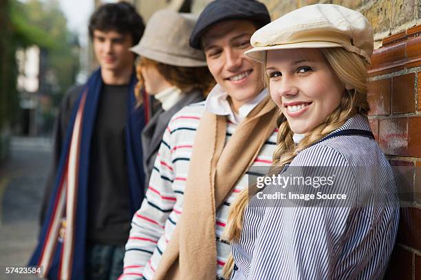 four young people in street - flat cap 個照片及圖片檔