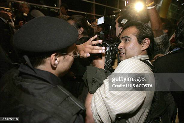 Policias discuten con periodistas y fotografos cuando intentan entrar al debate de los candidatos a las elecciones del proximo 02 de julio, en la...