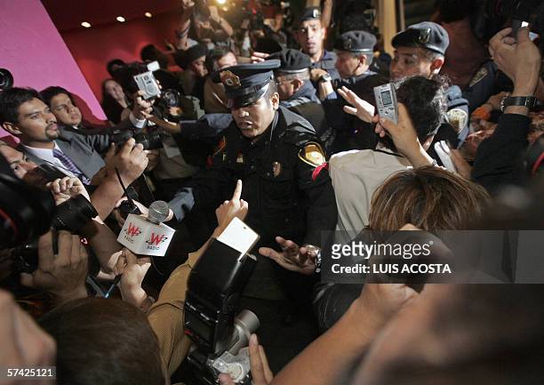 Policias discuten con periodistas y fotografos cuando intentan entrar al debate de los candidatos a las elecciones del proximo 02 de julio, en la...