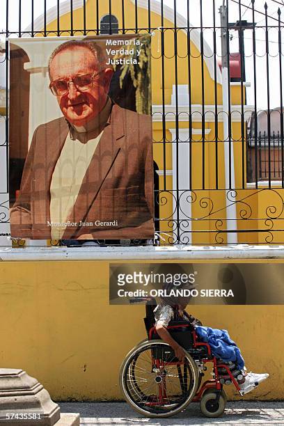 Una anciana en silla de ruedas se aproxima al lugar donde fue asesinado el obispo Juan Gerardi en Ciudad de Guatemala, el 26 de abril de 2006....