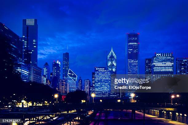 view of chicago at night - aon center chicago stock pictures, royalty-free photos & images