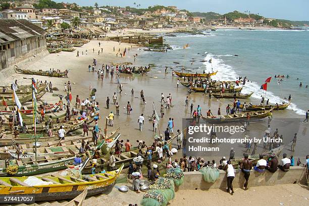 fishing boats in front of cape coast castle, ghana - ghana africa fotografías e imágenes de stock