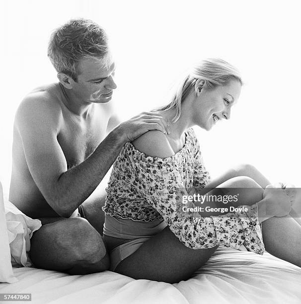 black and white side profile of a man giving a woman a shoulder massage - tantra massage 個照片及圖片檔