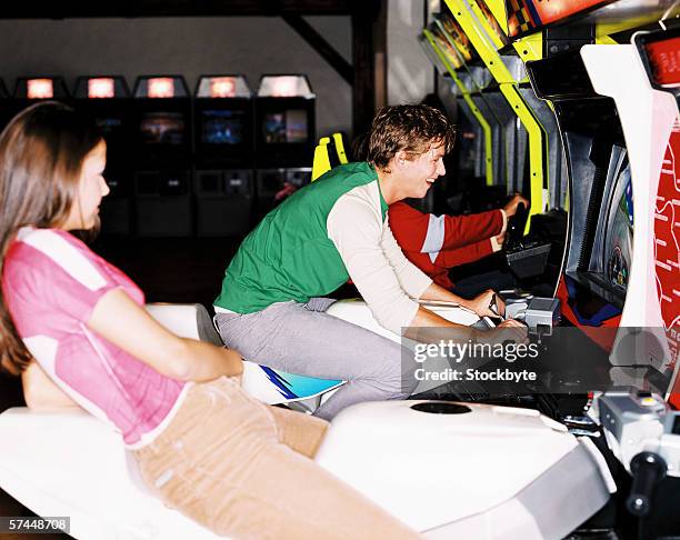 teenagers playing on video game simulations - moto humour photos et images de collection