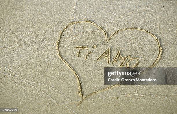 heart in sand, ti amo - ti amo foto e immagini stock