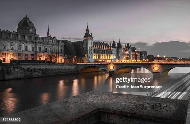 conciergerie at night - palais de justice paris imagens e fotografias de stock