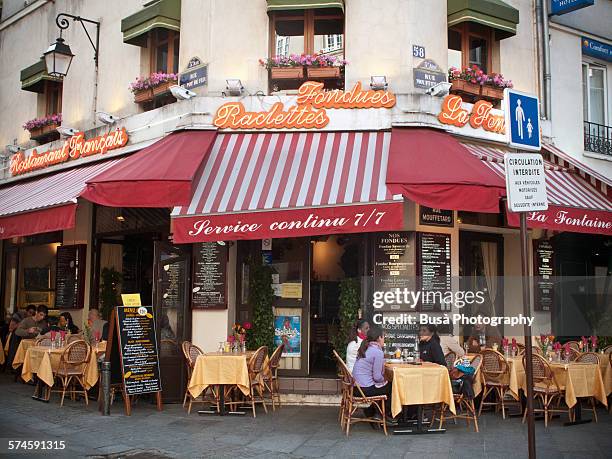 a french restaurant in rue mouffetard, paris - french language stock pictures, royalty-free photos & images