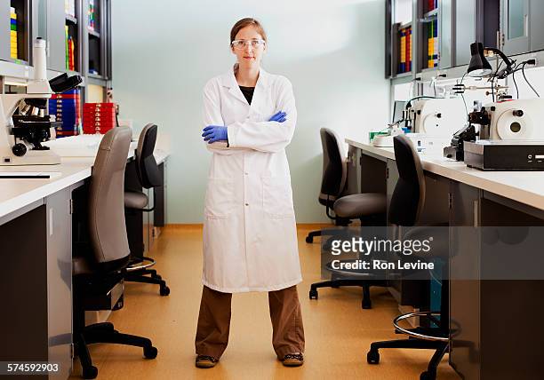 medical technician in laboratory, portrait - laborkittel stock-fotos und bilder