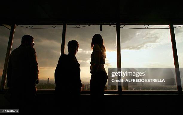 Personas observan la Ciudad de Mexico desde el mirador de la Torre Latinoamericana, el 26 de abril de 2006. El proximo 30 de abril la Torre...