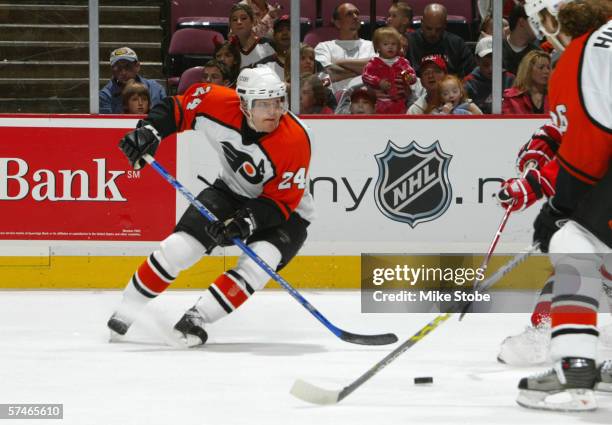 Sami Kapanen of the Philadelphia Flyers skates for the puck during the game against the New Jersey Devils at the Continental Airlines Arena on April...