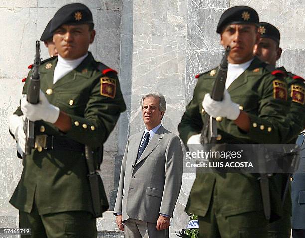 El presidente de Uruguay Tabare Vazquez, rinde honores en el Altar de la Patria, en Ciudad de Mexico, el 27 de abril de 2006. Vazquez se encuentra en...
