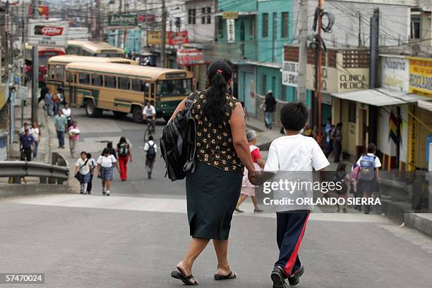 Una madre y su hijo observan el bloqueo de calles y avenidas que mantienen motoristas del transporte urbano de la capital, que exigen mayor seguridad...