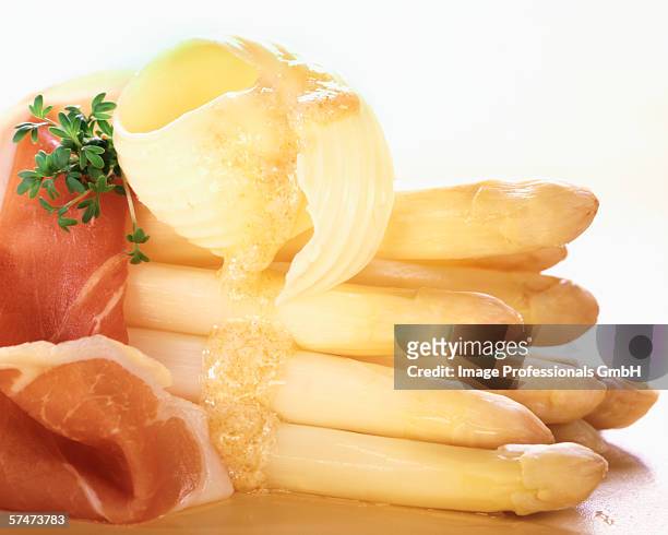 white asparagus with smoked ham and melting butter curl - ricciolo di burro foto e immagini stock