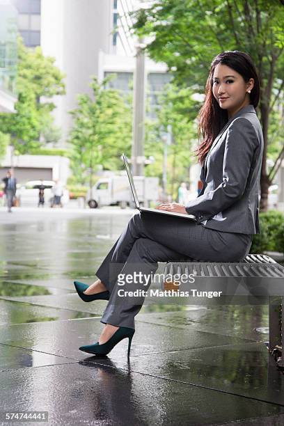 young businesswoman in tokyo - persona in secondo piano foto e immagini stock