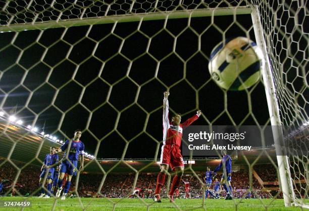 Mark Viduka of Middlesbrough celebrates Massimo Maccarone's winning goal during the UEFA Cup Semi Final, second leg match between Middlesbrough and...