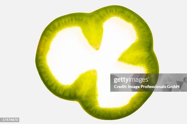 slice of green pepper, backlit - groene paprika stockfoto's en -beelden