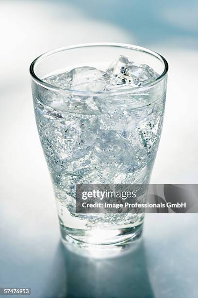 glass of mineral water with ice cubes - sparkling water photos et images de collection