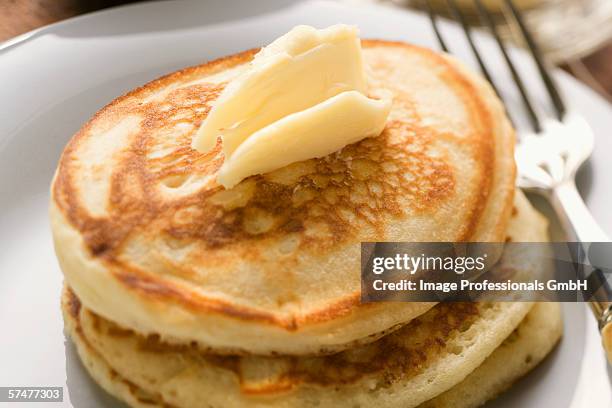 pancakes with dab of butter on a plate - ricciolo di burro foto e immagini stock