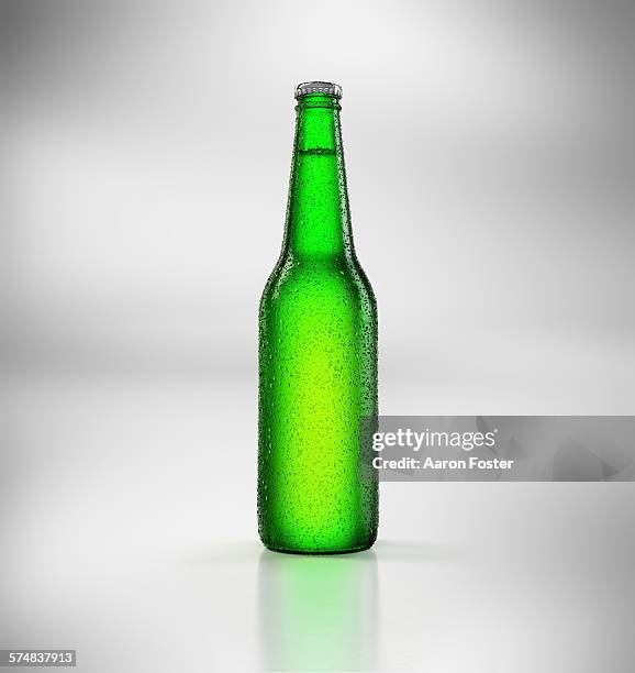 ilustraciones, imágenes clip art, dibujos animados e iconos de stock de 3d beer bottle - botella de cerveza