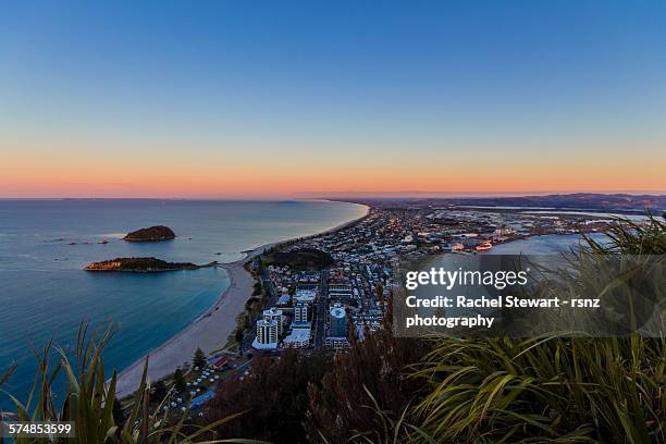 mount maunganui summit - mount maunganui stock pictures, royalty-free photos & images