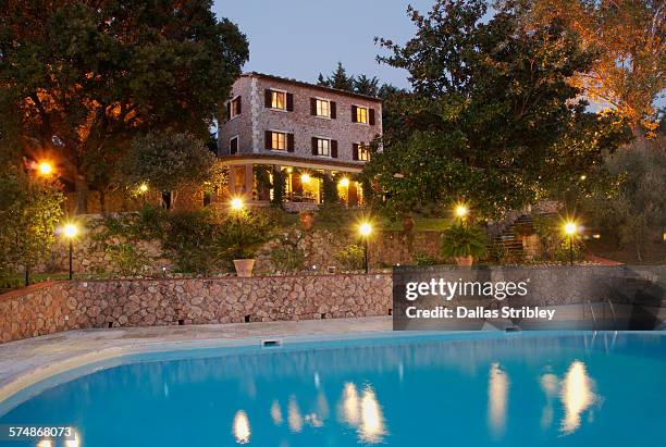 elegant tuscan villa with swimming pool - tuscan villa stock pictures, royalty-free photos & images