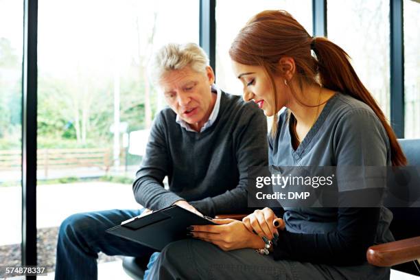 formulaire de demande d’examen par une infirmière et un patient - blouse dexamen médical photos et images de collection