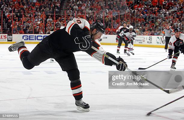 Umberger of the Philadelphia Flyers scores an unassisted goal in the third period against the Buffalo Sabres in game four of the Eastern Conference...