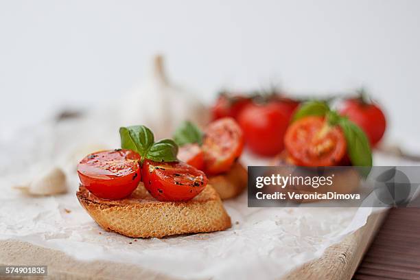 baguettes with cherry tomatoes, basil and garlic - häppchen stock-fotos und bilder