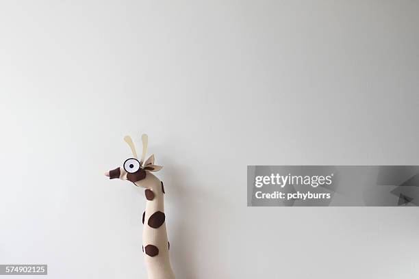 giraffe hand puppet - jirafa fondo blanco fotografías e imágenes de stock