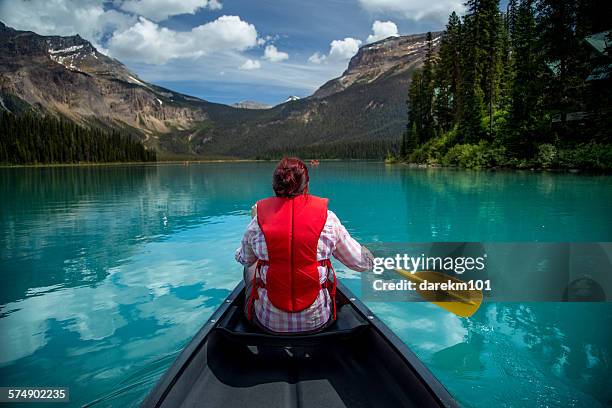 woman canoeing in emerald lake, yoho national park, british columbia canada - yoho national park photos et images de collection