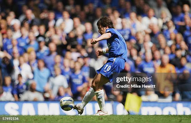 Joe Cole of Chelsea scores the second goal during the Barclays Premiership match between Chelsea and Manchester United at Stamford Bridge on April...