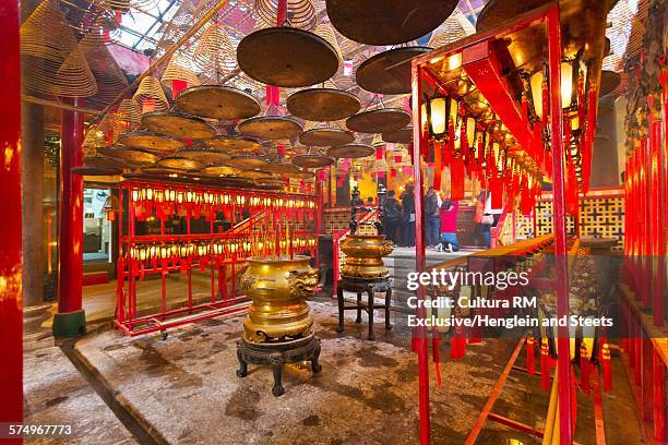 burning incense coils, man mo temple, hong kong - templo de man mo - fotografias e filmes do acervo