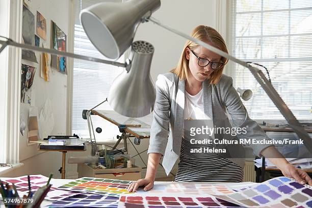 designer working in office - rm creatief stockfoto's en -beelden