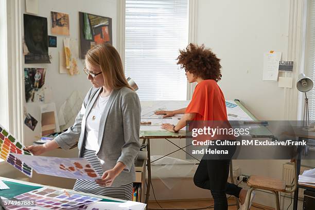 designers working in office - rm creatief stockfoto's en -beelden