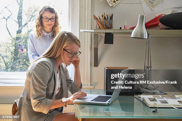 designer using laptop in office - rm creatief stockfoto's en -beelden