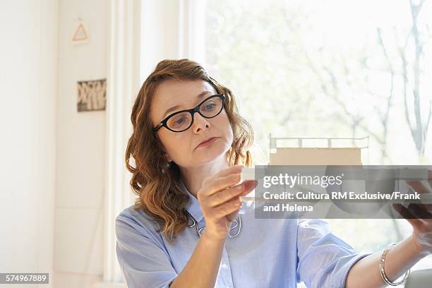 designer working in office - rm creatief stockfoto's en -beelden